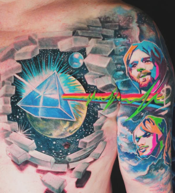 Tatouage Pink Floyd prisme et rayon de lumière, tatouage pop-culture à Bayonne
