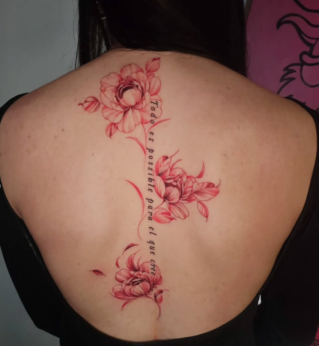 Composition florale tatouée en couleur, tatoueur L'Encre Parenthèse Bayonne
